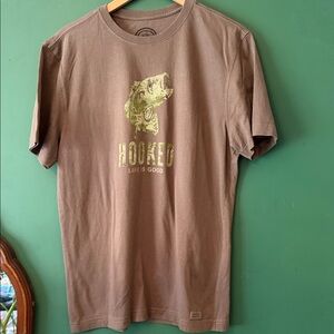 Life Is Good Men's M Hooked Brown Fish Graphic Tee Outdoor Camo